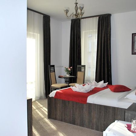 Harmonie Radauti Hostel Bagian luar foto