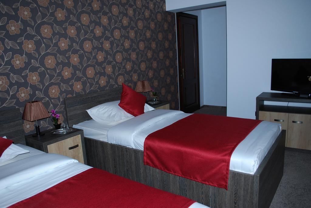 Harmonie Radauti Hostel Bagian luar foto